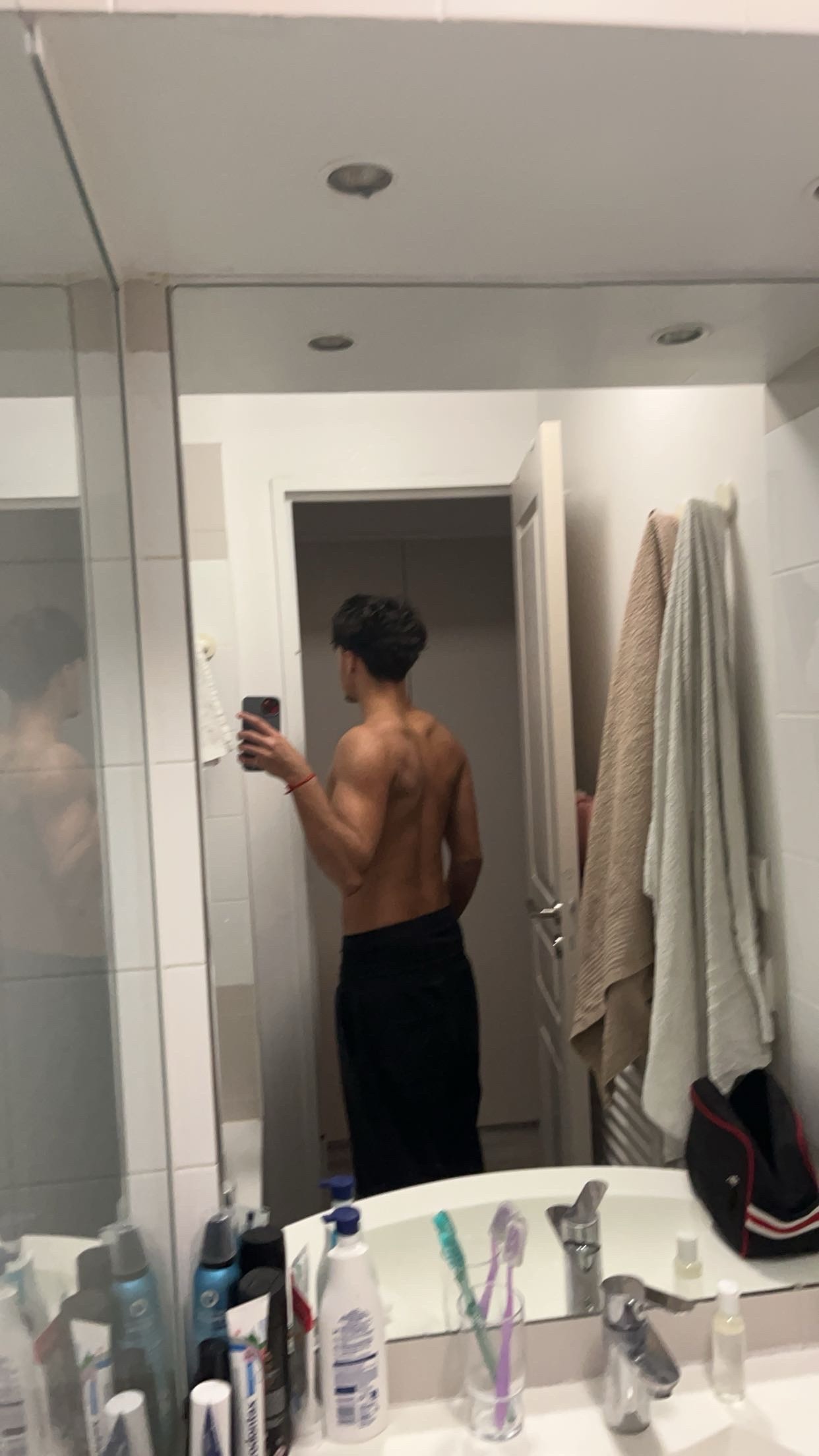 Profil de Azem, 20 ans, TS Suisse à Lohn-Ammannsegg
