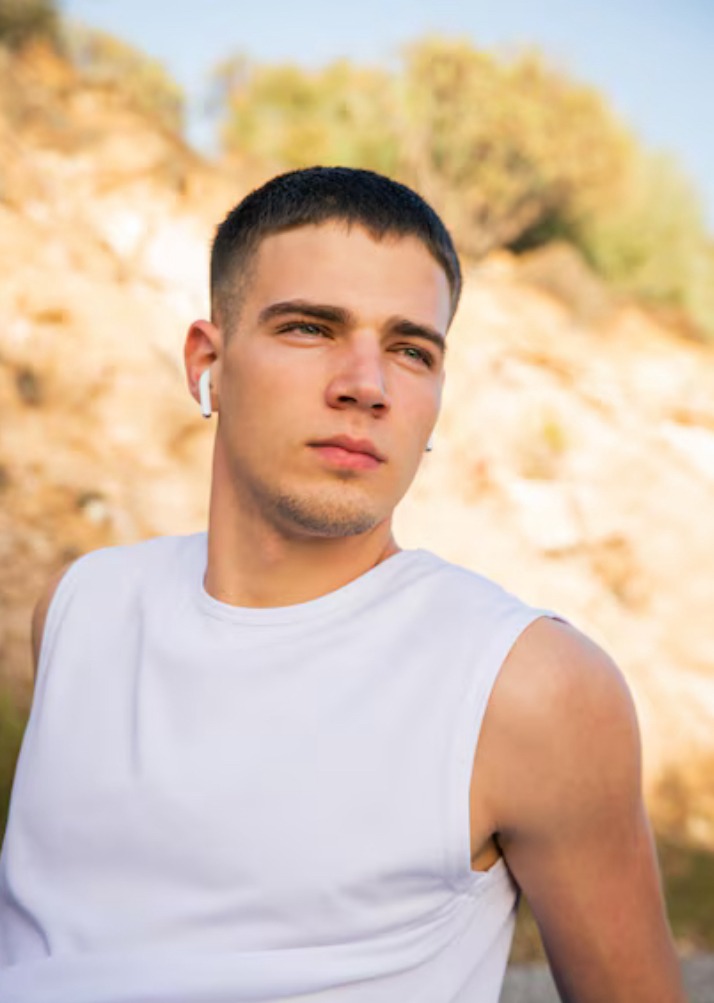 Profil de Laszlo, 24 ans, TS Suisse à Cumpadials